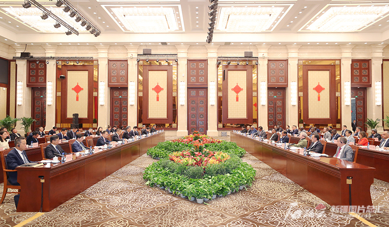 马兴瑞艾尔肯·吐尼亚孜会见部分国家驻华使节访疆团一行