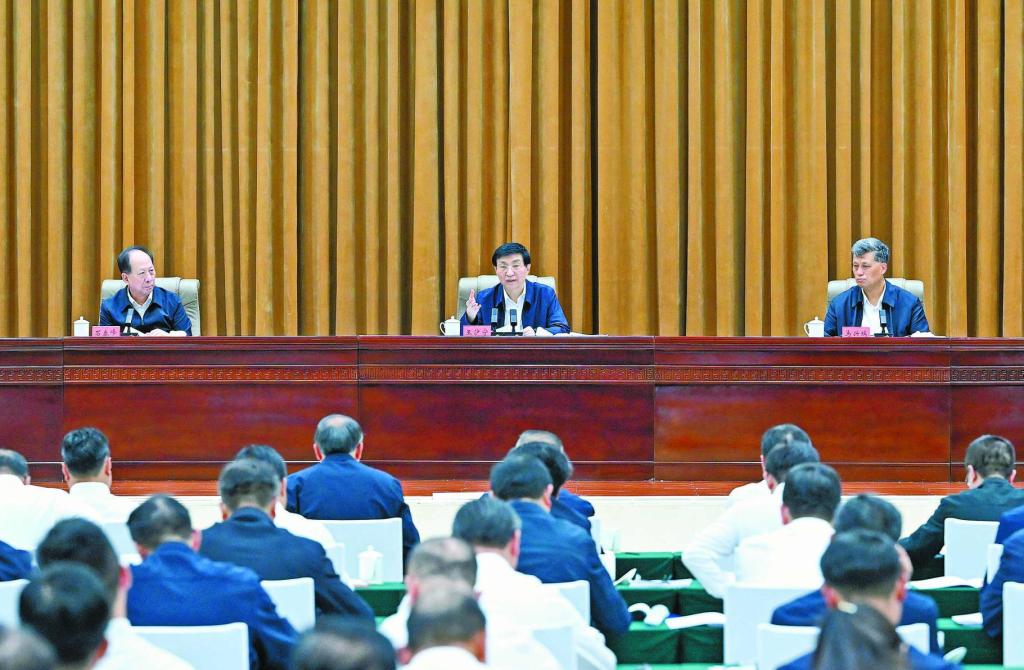 第九次全国对口支援新疆工作会议召开 王沪宁出席并讲话