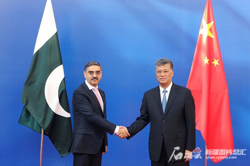 马兴瑞艾尔肯·吐尼亚孜会见巴基斯坦总理卡卡尔