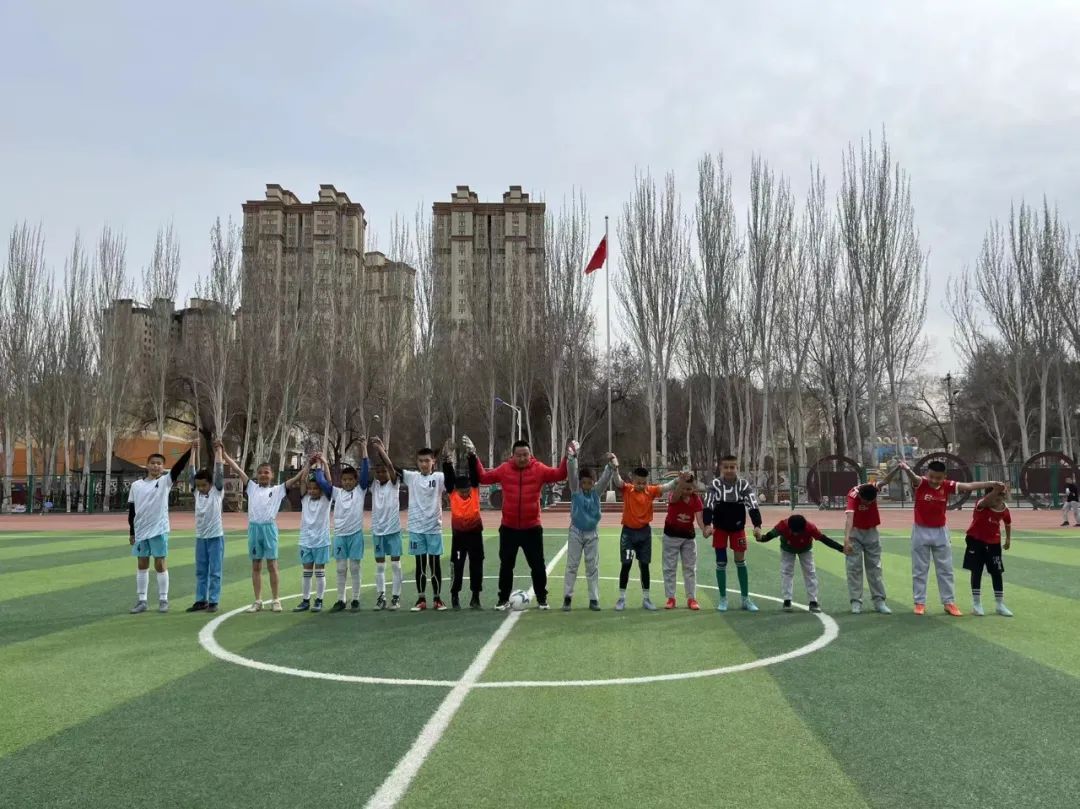 兵地共建足够精彩博乐市第一小学教育集团与农五师小学开展足球友谊赛
